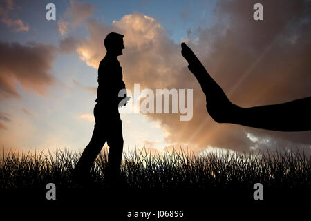 Side view of smiling businessman walking sur fond blanc contre le bleu et orange ciel avec des nuages Banque D'Images