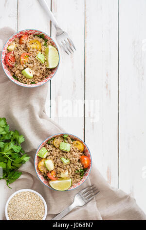 Salade de quinoa dans un bol sur une table en bois blanc Banque D'Images