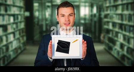 Businessman showing tablet PC écran contre l'entrée de la bibliothèque du collège Banque D'Images