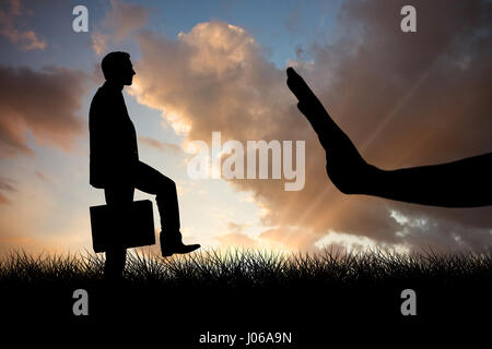 Businessman with briefcase walking sur fond blanc contre le bleu et orange ciel avec des nuages Banque D'Images