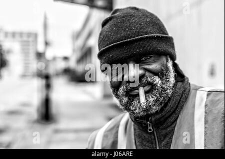 Atlanta. Crève-CŒUR photos montrent des anciens combattants militaires de la difficulté à joindre les deux vivant dans la rue après avoir servi leur pays. Le toucher des photos anciens combattants sans abri de guerres y compris l'Iraq, l'Afghanistan et même le Vietnam mendier dans les rues, d'accepter des dons d'étrangers et de savourer un repas de bienvenue. Certains s'accrochent au passé et portent encore leurs vieux vêtements militaires tandis que d'autres panneaux d'affichage de l'historique de service de leur indication aux passants. Les puissants coups de feu ont été prises dans la région de Washington DC, le nord de la Floride et Atlanta par photographe américain Jeff Hagerman (35) d'Atlanta, Geo Banque D'Images