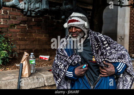 Atlanta. Crève-CŒUR photos montrent des anciens combattants militaires de la difficulté à joindre les deux vivant dans la rue après avoir servi leur pays. Le toucher des photos anciens combattants sans abri de guerres y compris l'Iraq, l'Afghanistan et même le Vietnam mendier dans les rues, d'accepter des dons d'étrangers et de savourer un repas de bienvenue. Certains s'accrochent au passé et portent encore leurs vieux vêtements militaires tandis que d'autres panneaux d'affichage de l'historique de service de leur indication aux passants. Les puissants coups de feu ont été prises dans la région de Washington DC, le nord de la Floride et Atlanta par photographe américain Jeff Hagerman (35) d'Atlanta, Ge Banque D'Images