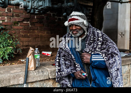 Atlanta. Crève-CŒUR photos montrent des anciens combattants militaires de la difficulté à joindre les deux vivant dans la rue après avoir servi leur pays. Le toucher des photos anciens combattants sans abri de guerres y compris l'Iraq, l'Afghanistan et même le Vietnam mendier dans les rues, d'accepter des dons d'étrangers et de savourer un repas de bienvenue. Certains s'accrochent au passé et portent encore leurs vieux vêtements militaires tandis que d'autres panneaux d'affichage de l'historique de service de leur indication aux passants. Les puissants coups de feu ont été prises dans la région de Washington DC, le nord de la Floride et Atlanta par photographe américain Jeff Hagerman (35) d'Atlanta, Geo Banque D'Images