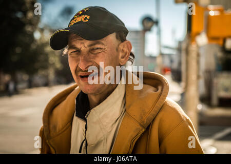 Atlanta. Crève-CŒUR photos montrent des anciens combattants militaires de la difficulté à joindre les deux vivant dans la rue après avoir servi leur pays. Le toucher des photos anciens combattants sans abri de guerres y compris l'Iraq, l'Afghanistan et même le Vietnam mendier dans les rues, d'accepter des dons d'étrangers et de savourer un repas de bienvenue. Certains s'accrochent au passé et portent encore leurs vieux vêtements militaires tandis que d'autres panneaux d'affichage de l'historique de service de leur indication aux passants. Les puissants coups de feu ont été prises dans la région de Washington DC, le nord de la Floride et Atlanta par photographe américain Jeff Hagerman (35) d'Atlanta, Geo Banque D'Images