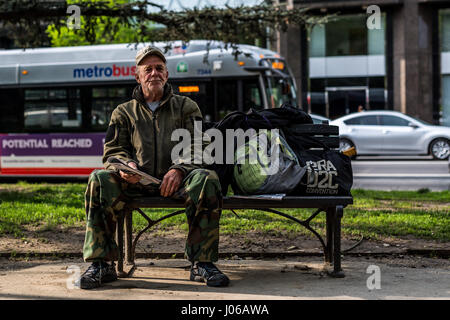 Atlanta. Crève-CŒUR photos montrent des anciens combattants militaires de la difficulté à joindre les deux vivant dans la rue après avoir servi leur pays. Le toucher des photos anciens combattants sans abri de guerres y compris l'Iraq, l'Afghanistan et même le Vietnam mendier dans les rues, d'accepter des dons d'étrangers et de savourer un repas de bienvenue. Certains s'accrochent au passé et portent encore leurs vieux vêtements militaires tandis que d'autres panneaux d'affichage de l'historique de service de leur indication aux passants. Les puissants coups de feu ont été prises dans la région de Washington DC, le nord de la Floride et Atlanta par photographe américain Jeff Hagerman (35) d'Atlanta, Geo Banque D'Images