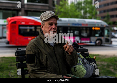 Atlanta. Crève-CŒUR photos montrent des anciens combattants militaires de la difficulté à joindre les deux vivant dans la rue après avoir servi leur pays. Le toucher des photos anciens combattants sans abri de guerres y compris l'Iraq, l'Afghanistan et même le Vietnam mendier dans les rues, d'accepter des dons d'étrangers et de savourer un repas de bienvenue. Certains s'accrochent au passé et portent encore leurs vieux vêtements militaires tandis que d'autres panneaux d'affichage de l'historique de service de leur indication aux passants. Les puissants coups de feu ont été prises dans la région de Washington DC, le nord de la Floride et Atlanta par photographe américain Jeff Hagerman (35) d'Atlanta, Geo Banque D'Images