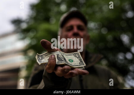 Atlanta. Crève-CŒUR photos montrent des anciens combattants militaires de la difficulté à joindre les deux vivant dans la rue après avoir servi leur pays. Le toucher des photos anciens combattants sans abri de guerres y compris l'Iraq, l'Afghanistan et même le Vietnam mendier dans les rues, d'accepter des dons d'étrangers et de savourer un repas de bienvenue. Certains s'accrochent au passé et portent encore leurs vieux vêtements militaires tandis que d'autres panneaux d'affichage de l'historique de service de leur indication aux passants. Les puissants coups de feu ont été prises dans la région de Washington DC, le nord de la Floride et Atlanta par photographe américain Jeff Hagerman (35) d'Atlanta, Geo Banque D'Images