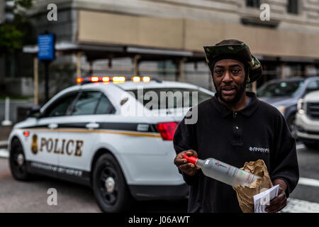 Washington DC. Crève-CŒUR photos montrent des anciens combattants militaires de la difficulté à joindre les deux vivant dans la rue après avoir servi leur pays. Le toucher des photos anciens combattants sans abri de guerres y compris l'Iraq, l'Afghanistan et même le Vietnam mendier dans les rues, d'accepter des dons d'étrangers et de savourer un repas de bienvenue. Certains s'accrochent au passé et portent encore leurs vieux vêtements militaires tandis que d'autres panneaux d'affichage de l'historique de service de leur indication aux passants. Les puissants coups de feu ont été prises dans la région de Washington DC, le nord de la Floride et Atlanta par photographe américain Jeff Hagerman (35) de Atlant Banque D'Images