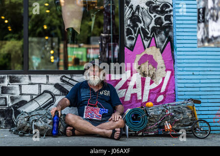 Atlanta. Crève-CŒUR photos montrent des anciens combattants militaires de la difficulté à joindre les deux vivant dans la rue après avoir servi leur pays. Le toucher des photos anciens combattants sans abri de guerres y compris l'Iraq, l'Afghanistan et même le Vietnam mendier dans les rues, d'accepter des dons d'étrangers et de savourer un repas de bienvenue. Certains s'accrochent au passé et portent encore leurs vieux vêtements militaires tandis que d'autres panneaux d'affichage de l'historique de service de leur indication aux passants. Les puissants coups de feu ont été prises dans la région de Washington DC, le nord de la Floride et Atlanta par photographe américain Jeff Hagerman (35) d'Atlanta, Geo Banque D'Images