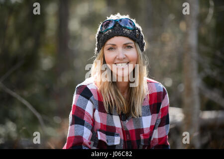 L'ALBERTA, CANADA : Photographe, Viktoria Haack. De superbes images montrant les femmes s'amusant à l'intérieur des cascades gelés mousseux ont été révélées par un expatrié français qui y vit. La série de coups de montrer les femmes assis directement au-dessous de glaçons géant et marcher dans ce qui ressemble à un labyrinthe de glaçons qui touchent le sol gelé. D'autres plans montrent des gens prendre des photos et admirer les formations de glace scintillante. Un super fun shot montre une femme en glissant sur une pente glacée sur les fesses avec son bras. Les spectaculaires photographies ont été prises à l'Icefields Parkway, près de Banff dans Banque D'Images