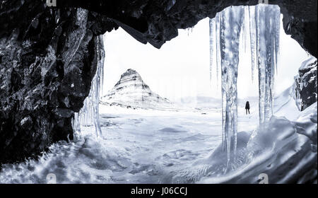 Islande : Vue de petite amie Simona entre les glaçons dans une grotte. Une petite amie cajolé en se faisant passer pour son petit ami photographe sur des morceaux de glace tout en gelant les vagues déferlent en elle pourrait être le plus fidèle que vous aurez jamais poser les yeux sur. Les images montrent une copine italienne "Simona" maintenant vivre en Islande glaciale ont bravé des températures aussi basses que moins 25 degrés centigrades tout en équilibre sur la glace flottante au milieu d'un lac, son corps tendu sur un mandrin de la glace par une rive du lac et parcouru dans une toundra à poser pour la grotte de glace parfait shot. Photographe Local Arnar Kristjansson (35) de Garoabaer qu Banque D'Images