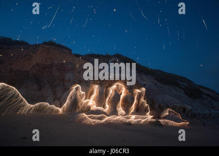 PLATEAU CENTRAL brésilien, BRÉSIL : feu d'artifice ont été utilisées pour créer des œuvres d'art uniques représentant la nature transitoire de la vie. La série nommée 'entités' montre orange-feu tourbillons et de veines superposées contre nature. Motifs de lumière peut être vu à la danse sur l'eau, de roches et de sable ainsi que de vieux arbres majestueux dans un affichage spectaculaire. Le photographe brésilien Vitor Schietti (30) a créé cette plage éclairante d'art, dans son pays d'origine en utilisant le Plateau Central brésilien comme sa toile de fond. Banque D'Images