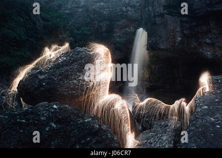 PLATEAU CENTRAL brésilien, BRÉSIL : feu d'artifice ont été utilisées pour créer des œuvres d'art uniques représentant la nature transitoire de la vie. La série nommée 'entités' montre orange-feu tourbillons et de veines superposées contre nature. Motifs de lumière peut être vu à la danse sur l'eau, de roches et de sable ainsi que de vieux arbres majestueux dans un affichage spectaculaire. Le photographe brésilien Vitor Schietti (30) a créé cette plage éclairante d'art, dans son pays d'origine en utilisant le Plateau Central brésilien comme sa toile de fond. Banque D'Images