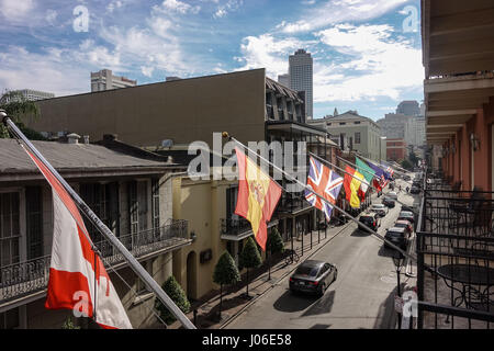 Je vois des drapeaux depuis le balcon de la Dauphine Orleans Hotel, La Nouvelle-Orléans Banque D'Images