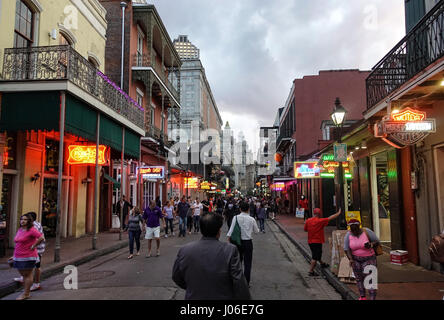 Bourbon Street, New Orleans au début de la soirée Banque D'Images