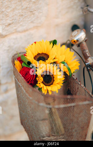 Bouquet de mariée mariage de tournesols dans le panier de la bicyclette. Mariage dans le Monténégro, Perast. Banque D'Images