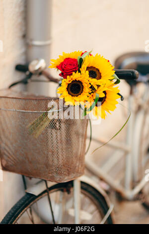 Bouquet de mariée mariage de tournesols dans le panier de la bicyclette. Mariage dans le Monténégro, Perast. Banque D'Images