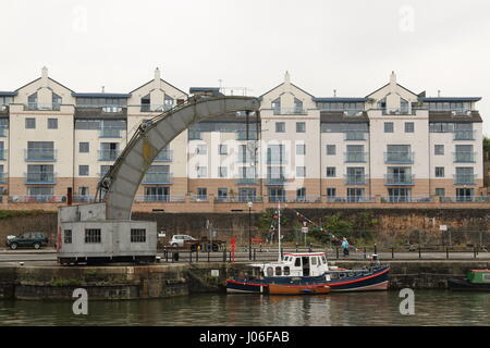 Ancienne grue et de nouveaux appartements, Bristol, Royaume-Uni Banque D'Images