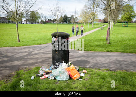 Les détritus et les détritus sont éparpillés autour d'un casier du parc Victoria à Bedminster, Bristol, car les détritus pourraient être soumis à des amendes pouvant atteindre 150 livres pour avoir laissé tomber les ordures, selon des plans dévoilés par le gouvernement. Banque D'Images