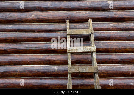 Fond neutre mur de bois ronds de cordes et un connaissement escalier texturé Banque D'Images