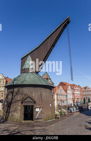 Ancienne grue de bois au marché de poisson de Stade, Allemagne Banque D'Images