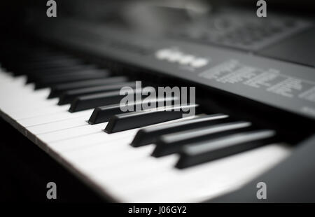 Synthétiseur clavier midi professionnel avec les boutons et les contrôleurs. Banque D'Images