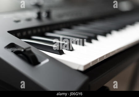 Synthétiseur clavier midi professionnel avec les boutons et les contrôleurs. Banque D'Images