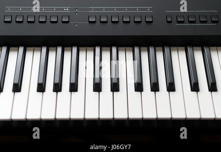 Synthétiseur clavier midi professionnel avec les boutons et les contrôleurs. Banque D'Images