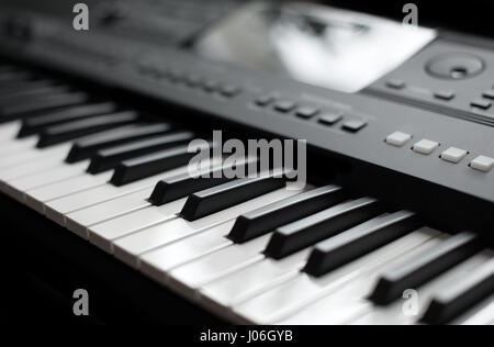 Synthétiseur clavier midi professionnel avec les boutons et les contrôleurs. Banque D'Images