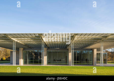 Élévation avant avec pavillon et de l'acier de la colonnade. Voorlinden Musée, Wassenaar, Pays-Bas. Architecte : kraaijvanger architectes, 2016. Banque D'Images