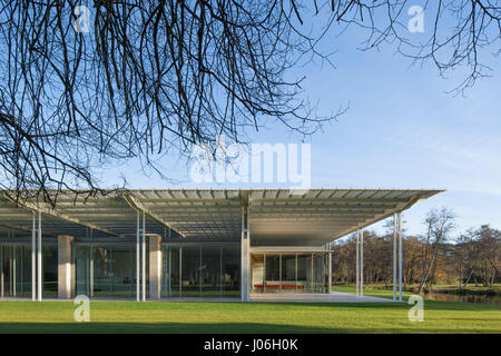 Élévation avant avec pavillon et de l'acier de la colonnade. Voorlinden Musée, Wassenaar, Pays-Bas. Architecte : kraaijvanger architectes, 2016. Banque D'Images