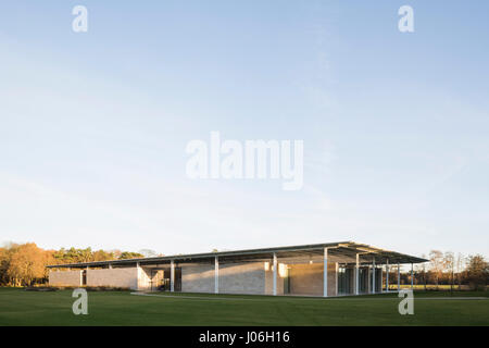 L'altitude d'angle avec l'entrée principale. Voorlinden Musée, Wassenaar, Pays-Bas. Architecte : kraaijvanger architectes, 2016. Banque D'Images