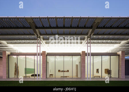 Pavillon vitré et espaces d'exposition au crépuscule. Voorlinden Musée, Wassenaar, Pays-Bas. Architecte : kraaijvanger architectes, 2016. Banque D'Images