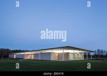 L'altitude d'angle au crépuscule avec des intérieurs sombres. Voorlinden Musée, Wassenaar, Pays-Bas. Architecte : kraaijvanger architectes, 2016. Banque D'Images