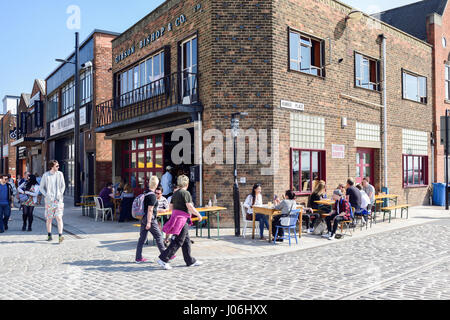 Kingston-upon-Hull, East Riding,Yorkshire,UK:les populations locales et touristiques profitez de la lumineuse temps chaud et ensoleillé au Royaume-uni 2017 Ville de culture. Banque D'Images