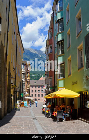 Une rue étroite avec des rangées de boutiques et restaurant, Vieille Ville, Innsbruck, Autriche Banque D'Images