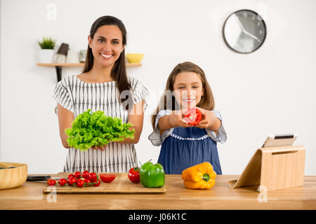 Tourné d'une mère et sa fille s'amuser dans la cuisine Banque D'Images