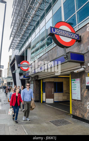 Une entrée / sortie sur la station de métro Aldgate East. Banque D'Images