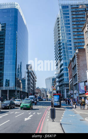 Une vue vers le bas Whitechapel High Street, bordées de hauts bâtiments modernes. Banque D'Images