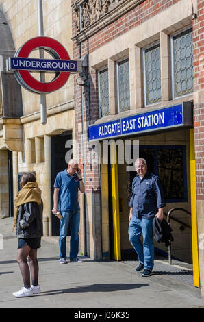 Une entrée / sortie sur la station de métro Aldgate East. Banque D'Images