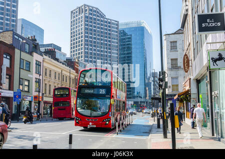 Une vue vers le bas Whitechapel High Street, bordées de hauts bâtiments modernes. Banque D'Images