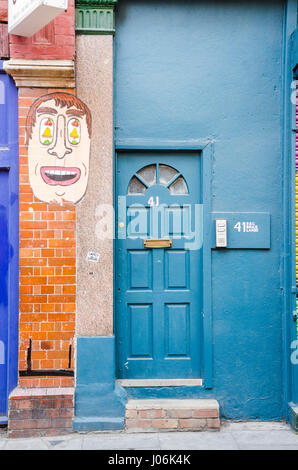 N° 41 Brick Lane dans l'Est de Londres a une tête peint au-dessus et à gauche de la porte avant. Banque D'Images