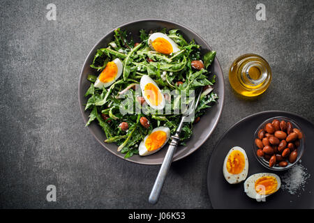 Salade de pissenlit frais avec des oeufs et des haricots frais généraux shoot Banque D'Images