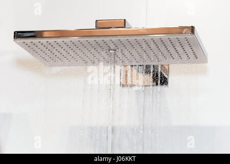 Pomme de douche Chrome avec de l'eau gouttes Banque D'Images