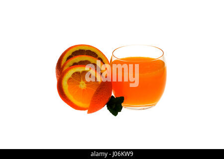 Jus d'orange dans un verre avec des tranches d'orange et une feuille de menthe Banque D'Images