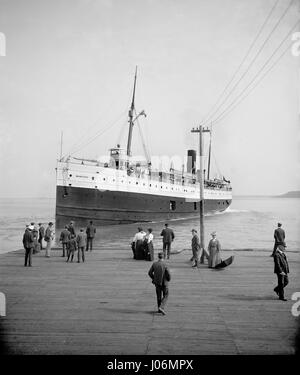 Manitou à quai des navires à vapeur, l'île Mackinac, Michigan, USA, Detroit Publishing Company, 1900 Banque D'Images