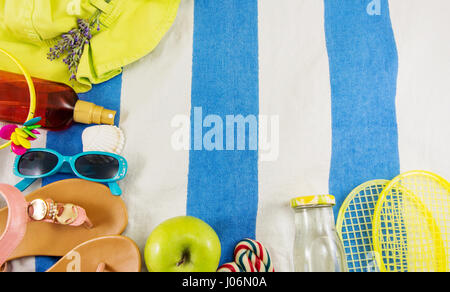 Accessoires d'été sur serviette de plage vue d'en haut Banque D'Images