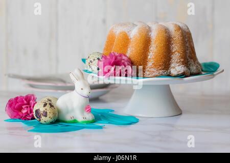 Pound cake, sucre lapin et oeufs de pâques Banque D'Images