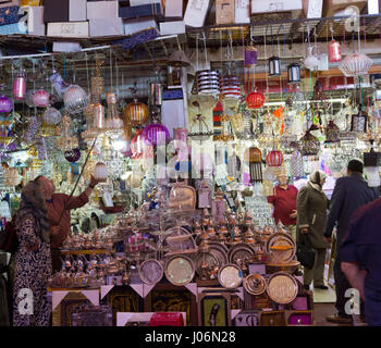Lampes et articles ménagers sur l'affichage à une échoppe de marché à Agadir, Maroc Banque D'Images