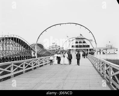 Roller Coaster le long de la promenade menant au Casino, Parc du Lac Érié et du Casino, Toledo, Ohio, USA, Detroit Publishing Company, 1905 Banque D'Images